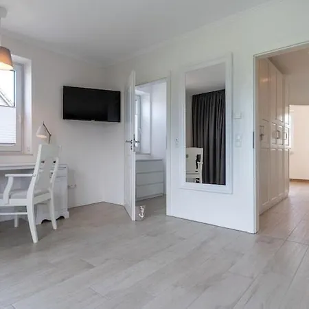 Doppelhaushaelfte Directly From Hafen Von *