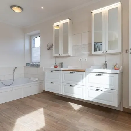 Doppelhaushaelfte Directly From Hafen Von Dom wakacyjny *