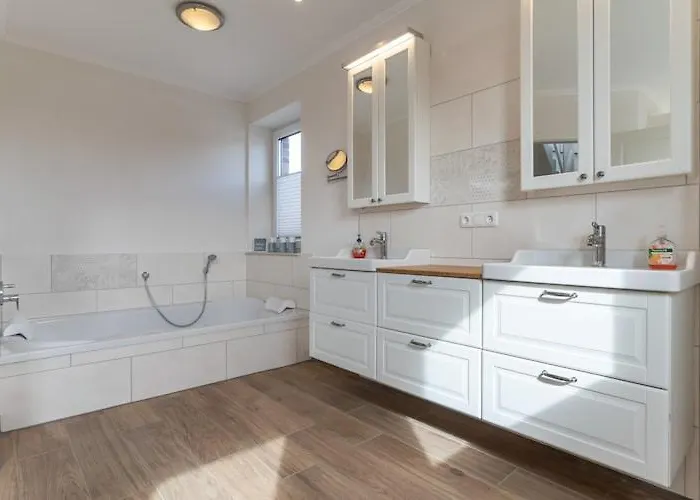 Doppelhaushaelfte Directly From Hafen Von *